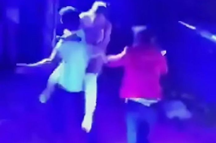 Meliuk-liuk Kelewat Mesra dengan Penari Wanita, Pria Ini Disamper Istri ke Atas Panggung, Pentas Seketika Berubah Jadi Arena Tawur Pasutri