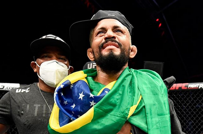 Ekspresi kegembiraan Deiveson Figueiredo sesaat dinobatkan sebagai juara kelas terbang usai kalahkan lawannya, Joseph Benavidez pada UFC Fight Island 2 (19/7/2020).