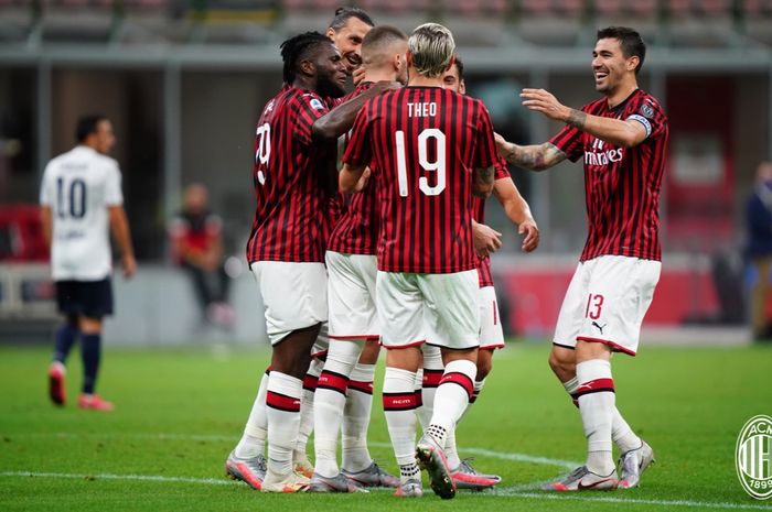 Para pemain AC Milan menyambut Ante Rebic yang mencetak gol ke gawang Bologna pada laga Liga Italia di Stadion San Siro, Sabtu (18/7/2020).
