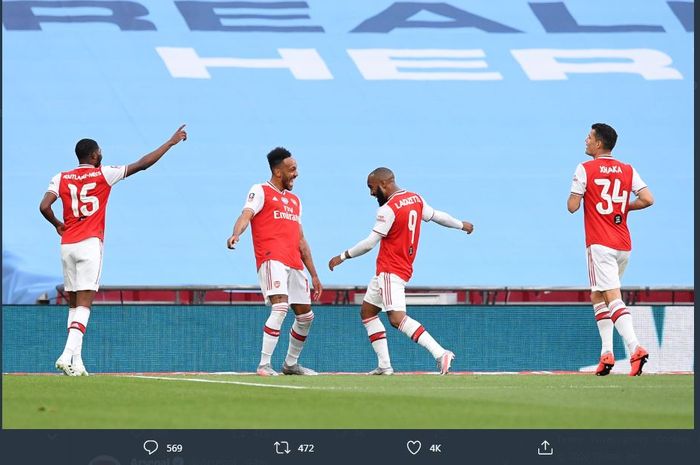 Pemain Arsenal merayakan gol Pierre-Emerick Aubameyang ke gawang Manchester City dalam semifinal Piala FA di Wembley, London, 18 Juli 2020.