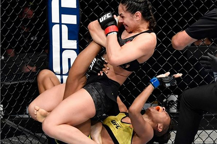 Aksi Ariane Lipski membengkokkan lutut Luana Carolina pada UFC Fight Island 2 (19/7/2020) pagi WIB.