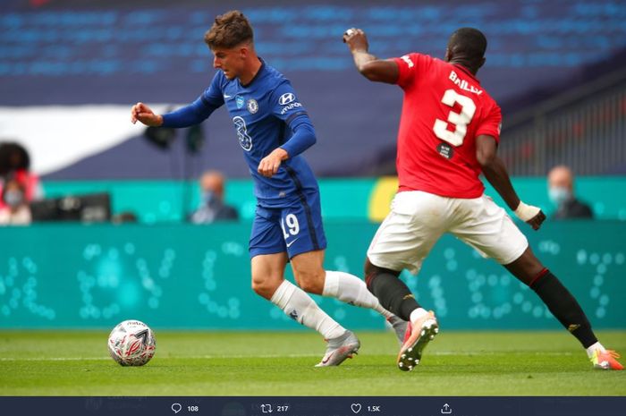 Mason Mount dan Eric Bailly berebut bola dalam laga semifinal Piala FA yang mempertemukan Manchester United vs Chelsea di Stadion Wembley, Minggu (19/7/2020).