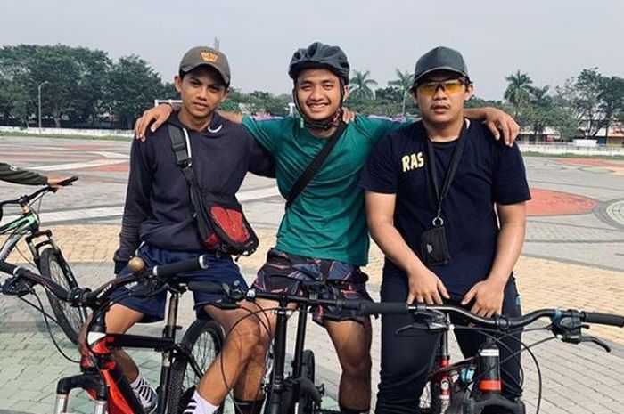 Gelandag Persebaya, Hambali Tolib saat gowes bareng teman-temannya.