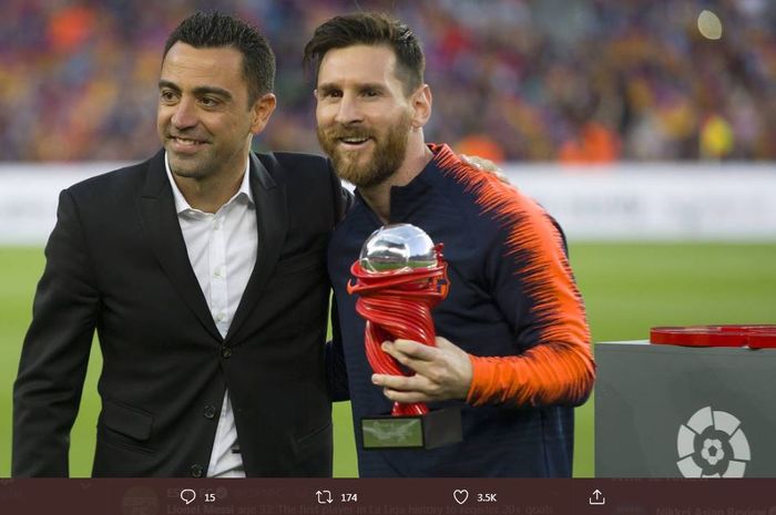 Lionel Messi (kanan) dan legenda Barcelona, Xavi. Messi meraih gelar top scorer LaLiga musim ini.