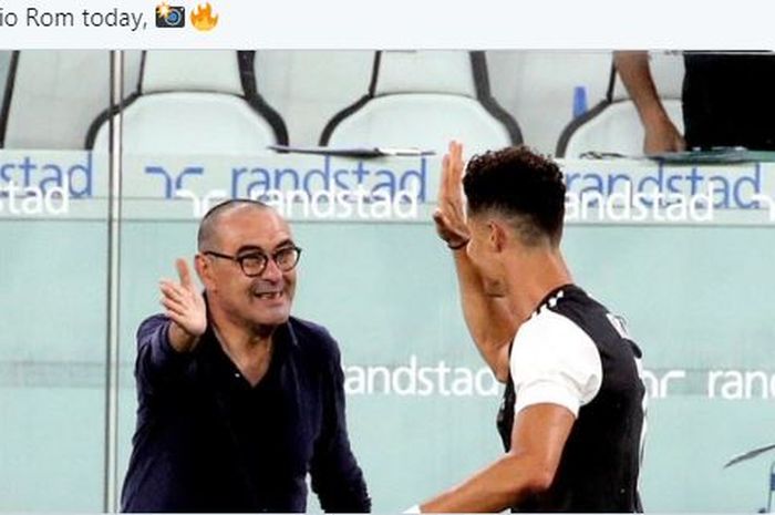 Pelatih Juventus, Maurizio Sarri, tersenyum bersama Cristiano Ronaldo.