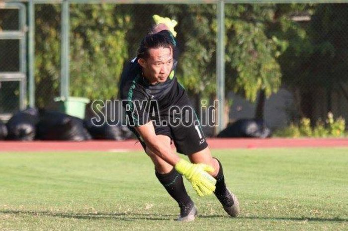 Kiper Persebaya Surabaya yang dipanggil tim nasional Indonesia, Rivky Mokodompit.