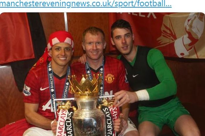 Chicharito, Paul Scholes, dan David de Gea merayakan keberhasilan meraih gelar Liga Inggris bersama Manchester United.