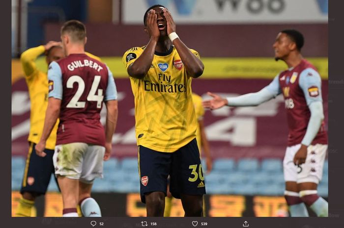 Ekspresi kekecawaan Eddie Nketiah usai Arsenal kalah dari Aston Villa.