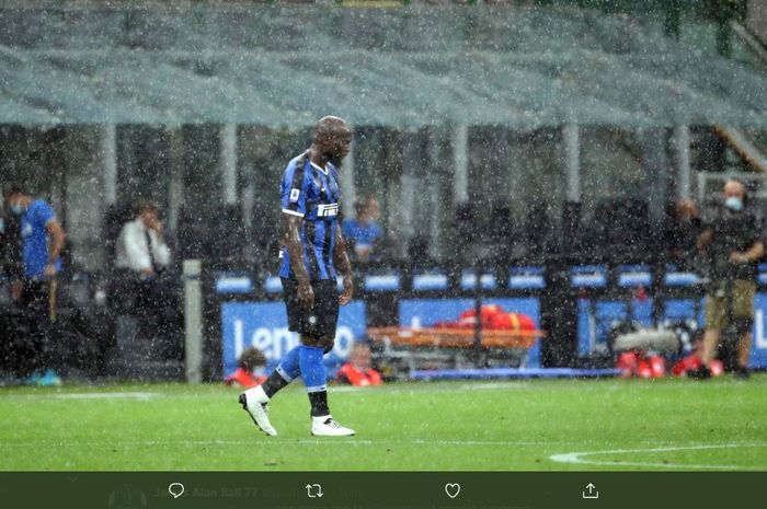 Ekspresi lesu Romelu Lukaku dalam duel Liga Italia Inter Milan vs Fiorentina di Giuseppe Meazza, 22 Juli 2020.