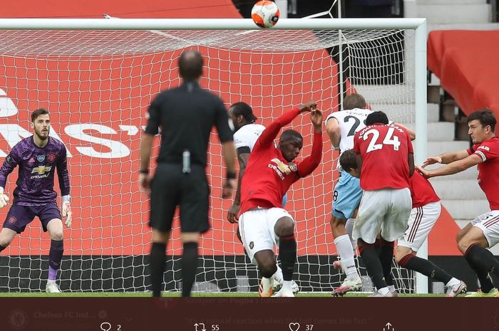 Momen Paul Pogba mencoba menahan tembakan Declan Rice dengan tangannya pada laga Manchester United kontra West Ham, Rabu (22/7/2020).