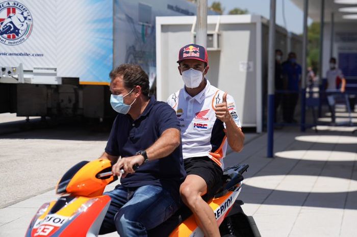 Marc Marquez naik meja operasi ngobatin tulang lengan atas kanan. Fix dibolehkan balapan di MotoGP Andalusia 2020 akhir pekan ini. Marc Marquez baru ngegas motor di sesi latihan Sabtu, (25/7/2020)