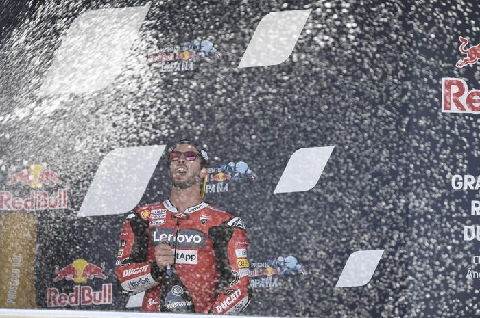 Pembalap Ducati, Andrea Dovizioso, melakukan selebrasi di podium ketiga balapan MotoGP Spanyol di Sirkuit Jerez, Minggu (23/7/2020).