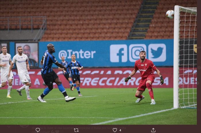 Romelu Lukaku melongo menyaksikan bola sundulannya menerpa tiang gawang dalam duel Liga Italia Inter Milan vs Fiorentina di Giuseppe Meazza, 22 Juli 2020. (TWITTER.COM/KICKOFFMAGAZINE)