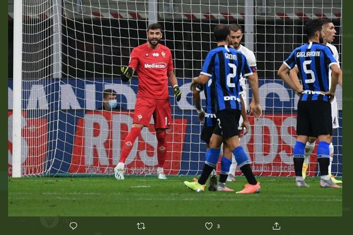 Kiper Fiorentina, Pietro Terraciano, tampil lugas dalam duel Liga Italia versus Inter Milan di Giuseppe Meazza, 22 Juli 2020.