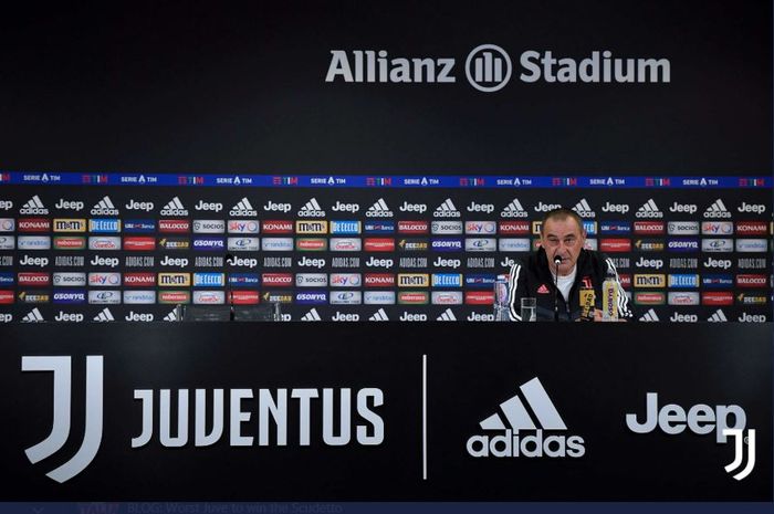 Pelatih Juventus, Maurizio Sarri, saat menjalani jumpa pers.