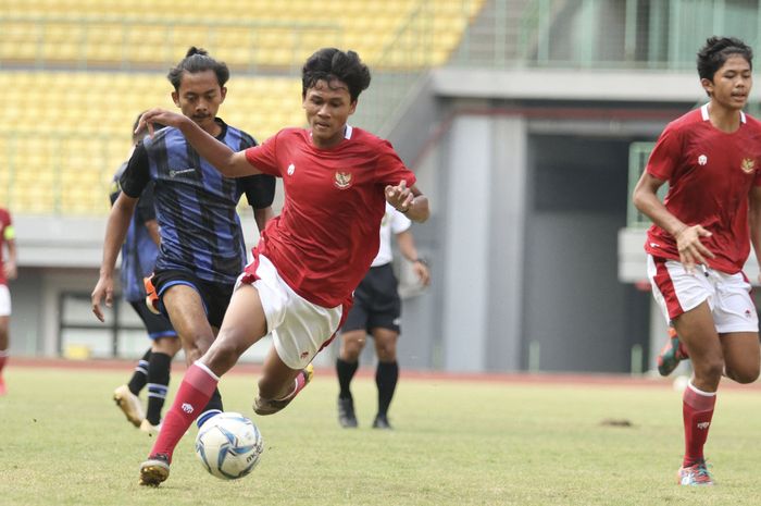 Timnas U-16 Indonesia saat melaksanakan uji coba melawan Askab Bekasi U-18 di Stadion Patriot Candrabhaga, Bekasi (24/7/2020).