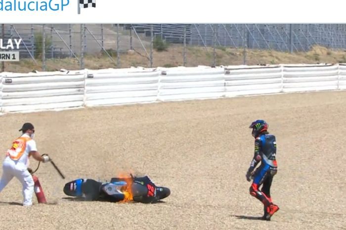 Motor pembalap Sky Racing Team VR46, Marco Bezzecchi, terbakar setelah mengalami crash pada sesi latihan bebas kedua Moto2 Andalusia di Sirkuit Jerez, Spanyol, 24 Juli 2020.