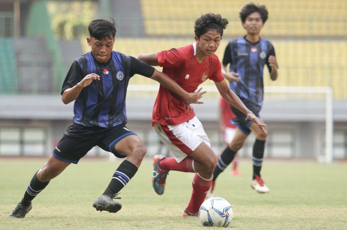 Timnas U-16 Indonesia dalam laga uji coba pertama melawan Asosiasi Kabupaten Bekasi U-18, Jumat (24/7/2020), di Stadion Patriot Candrabhaga, Bekasi, Jawa Barat.