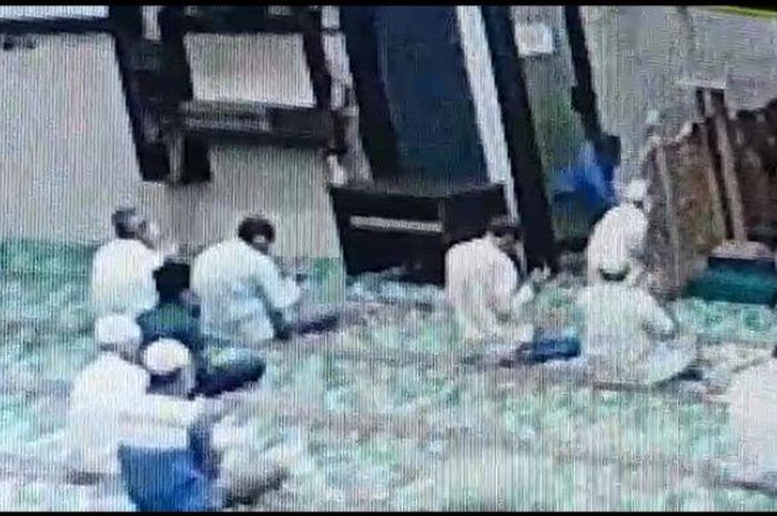 Khusyuk Tengadah Tangan Panjatkan Doa Imam Masjid Ini Tetiba Diserang Hingga Tersungkur Langsung Sigap Tendang Pisau Penyerang Sampai Bengkok