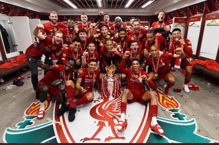 Para pemain Liverpool merayakan momen mengangkat trofi Liga Inggris 2019-2020 di ruang ganti pemain yang berada di Stadion Anfield.