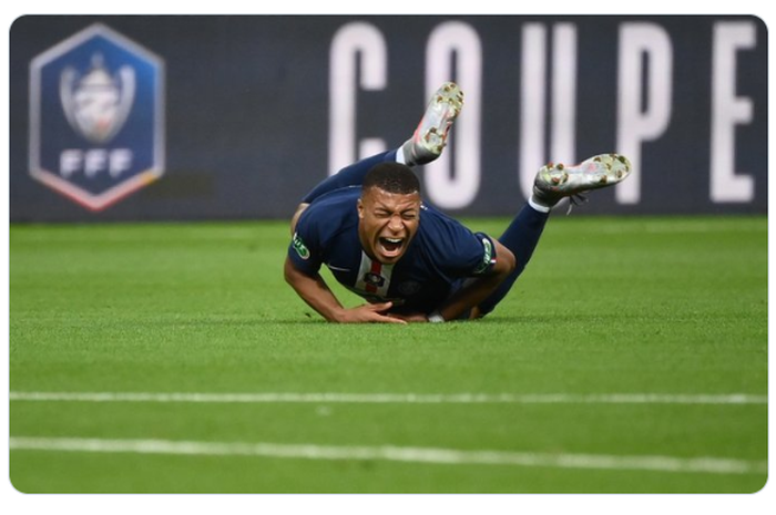 Penyerang Paris Saint-Germain, Kylian Mbappe, terlihat kesakitan setelah menerima tekel dari bek Saint-Etienne, Loic Perrin, di pertandigan final Piala Prancis, Jumat (24/7/2020).