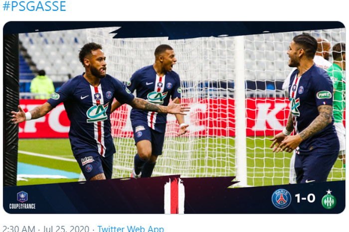 Penyerang Paris Saint-Germain, Neymar, (kiri) saat merayakan gol yang ia cetak ke gawang Saint-Etienne di partai final Piala Prancis, Jumat (24/7/2020).