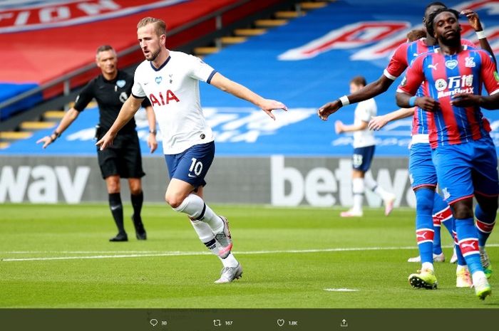 Striker Harry Kane, Tottenham Hotspur, mencetak gol dalam laga melawan Crystal Palace di Selhurst Park, Minggu (26/7/2020).