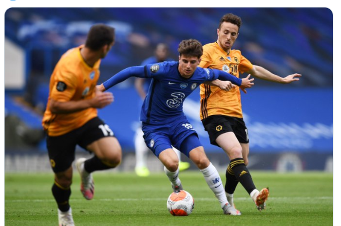 Pemain Chelsea, Mason Mount (tengah) saat berusaha melewati hadangan pemain Wolverhampton Wanderers di pertandingan pekan ke-38 Liga Inggris 2019-2020.