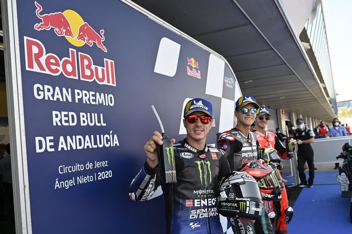 Dari depan ke belakang, Maverick Vinales (Monster Energy Yamaha), Fabio Quartararo (Petronas Yamaha SRT), dan Francesco Bagnaia (Pramac Racing) setelah sesi kualifikasi MotoGP Andalusia di Sirkuit Jerez, Sabtu (25/7/2020).