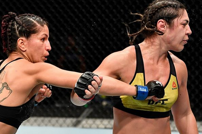 Bethe Correia (kanan) saat tengah dihantam, Pannie Kianzad (kiri) pada UFC on ESPN 14 Minggu (26/7/2020) pagi WIB.