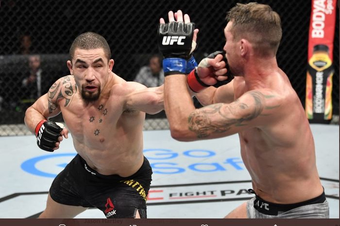 Petarung berjulukan Si Malaikat Pencabut Nyawa, Robert Whittaker (kiri) saat mengalahkan Darren Till (kanan) dalam duel utama UFC on ESPN 14, Minggu (26/7/2020) di Fight Island.