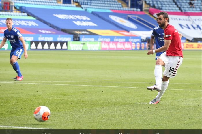 Momen Bruno Fernandes mencetak gol dari penalti ke-14 Manchester United pada musim 2019-2020 dalam laga Liga Inggris kontra Leicester City di Stadion King Power, Minggu (26/7/2020).