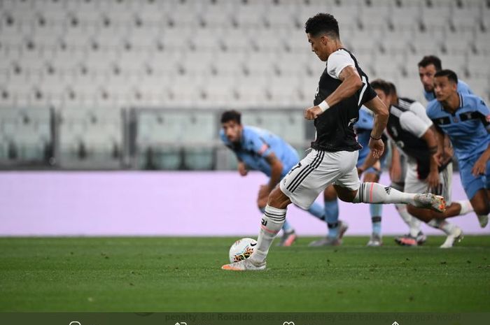 Megabintang Juventus, Cristiano Ronaldo, mengeksekusi penalti dalam laga Liga Italia kontra Sampdoria di Stadion Allianz, Minggu (26/7/2020).