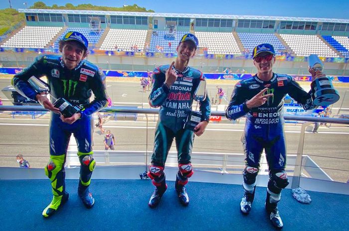 Juara MotoGP Andalusia 2020, Fabio Quartararo (tengah), yang membalap untuk tim Petronas Yamaha SRT, berpose dengan dua rider Monster Energy Yamaha MotoGP, Maverick Vinales (kanan) dan Valentino Rossi, di podium kemenangan.