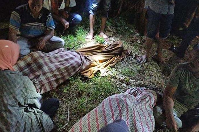 Jasad Asnawi dan Aminah ditutupi kain di kebun di Gampong Baro Beurabo, Kecamatan Padang Tiji, Pidie, Sabtu (25/7/2020)