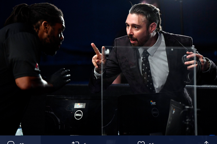 Wasit veteran UFC, Herb Dean (kiri) kala berdebat dengan mantan komentator, Dan Hardy (kanan).