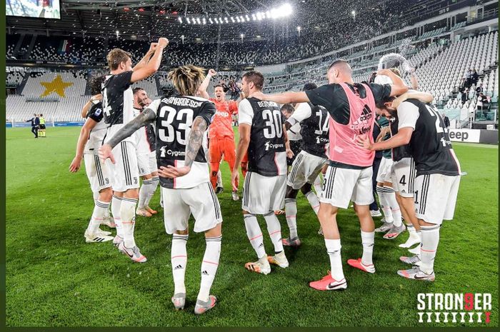 Pemain Juventus merayakan kesuksesan juara Liga Italia setelah menekuk Sampdoria di Allianz Stadium Turin, 26 Juli 2020.