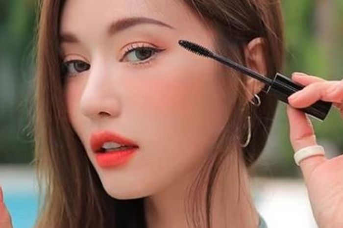 Rekomendasi 5 Maskara Terbaik Untuk Bulu Mata Lebat Dan Lentik 4 Lash Sensational Mascara dari Maybelline
