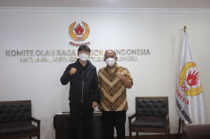 Pelatih Timnas Indonesia, Shin Tae-yong bersama Ketua KONI Pusat, Marciano Norman.