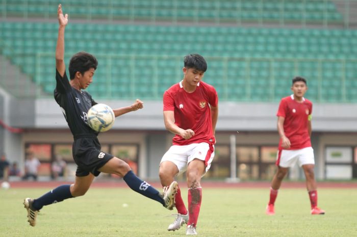 Timnas U-16 Indonesia jalani laga uji coba kedua melawan Bina Taruna U-18 di Stadion Partiot Candrabhaga, Bekasi, Selasa, 28 Juli 2020