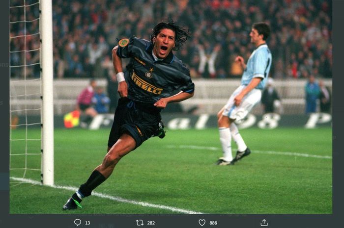 Selebrasi Ivan Zamorano usai mencetak gol untuk Inter Milan.