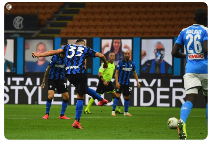 Danilo D'Ambrosio (tengah) saat melepaskan tembakan yang berujung gol perdana Inter Milan di laga melawan Napoli pada pekan ke-37 Liga Italia 2019-2020.