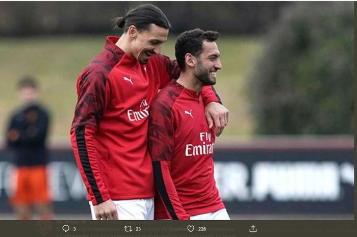 Zlatan Ibrahimovic dan Hakan Calhanoglu dalam sesi latihan AC Milan.