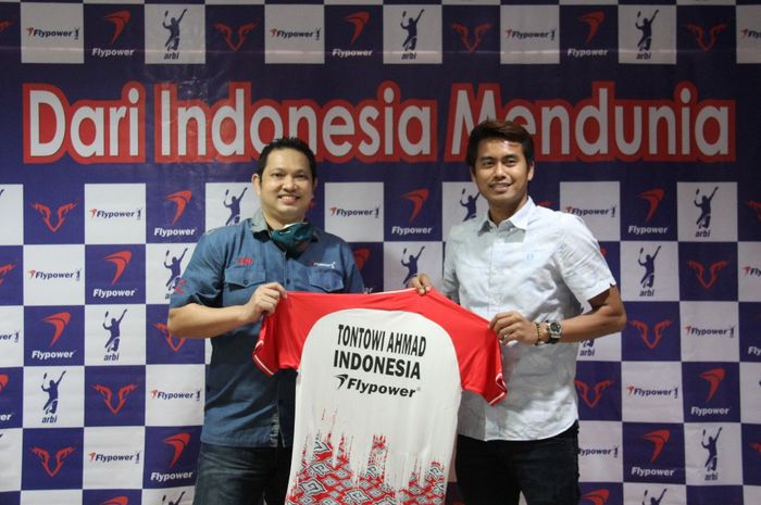 Mantan pebulu tangkis Indonesia, Tontowi Ahmad (kanan) dan Hariyanto Arbi dalam penandatanganan kerja sama dengan Fly Power.