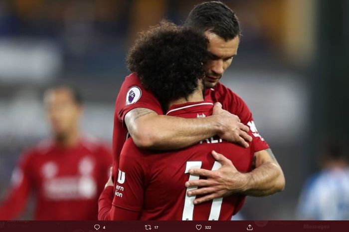 Dejan Lovren memeluk Mohamed Salah saat masih sama-sama membela Liverpool dalam sebuah laga.