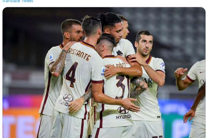 Pemain AS Roma saat melakukan perayaan gol yang dibuat Chris Smalling ke gawang Torino di pekan ke-37 Liga Italia 2019-2020.