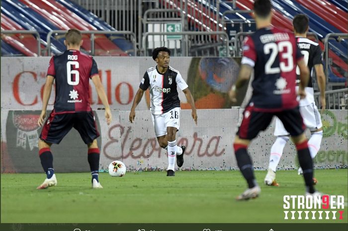 Momen pemain Juventus, Juan Cuadrado, memegang bola pada pertandingan melawan Cagliari dalam laga pekan ke-37 Liga Italia.