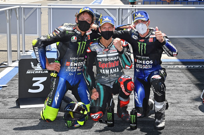 Dari kiri: Valentino Rossi (Monster Energy Yamaha), Fabio Quartararo (Petronas Yamaha SRT), dan Maverick Vinales (Monster Energy Yamaha), merayakan keberhasilan meraih posisi podium pada balapan MotoGP Andalusia di Sirkuit Jerez, Spanyol, 26 Juli 2020.