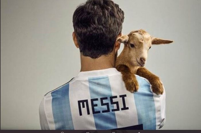 Lionel Messi dalam salah satu sesi pemotretan bersama kambing untuk iklan Adidas.