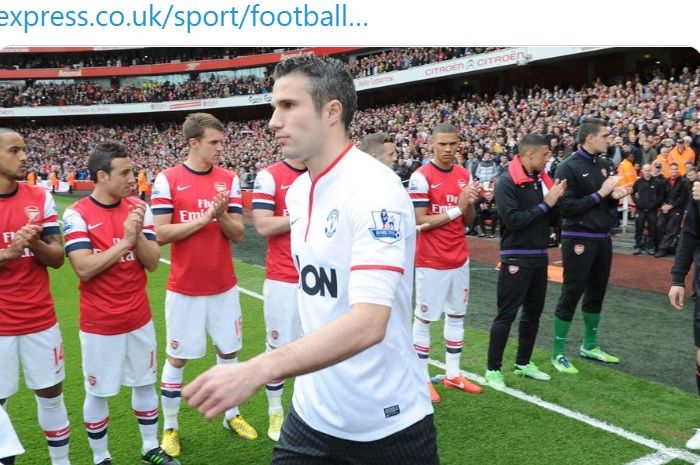 Ekspresi Robin van Persie saat mendapatkan guard of honour dari Arsenal setelah membawa Manchester United meraih gelar Liga Inggris 2012-2013.